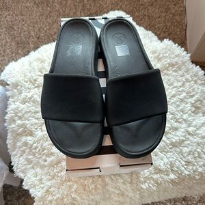 Women’s lululemon slides-black worn once